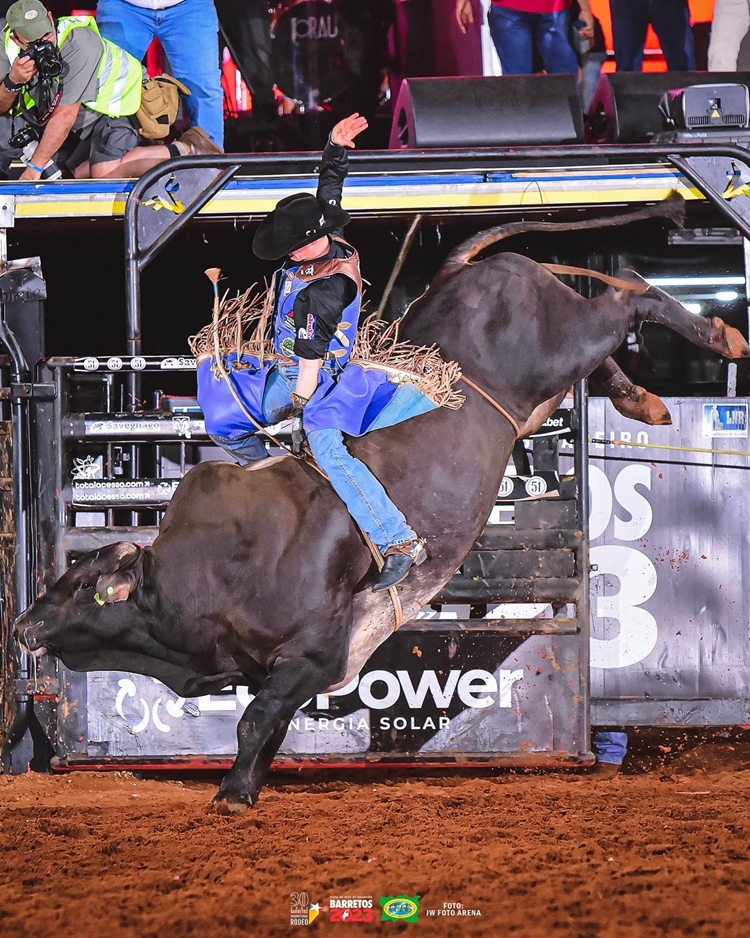 Peão campeão do rodeio de Barretos será recebido com festa em